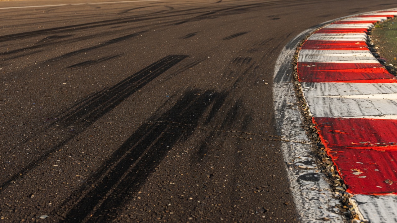 Bremsspuren und Kerbs